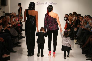 New york, ny-Şubat 07: tasarımcı urbana chappa urbana chappa collection sonbahar kış 2013 mercedes-benz moda haftası üzerinde 07 Şubat 2013 yılında nyc için pist yürür.