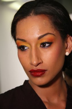 New york, ny-Şubat 07: manken backstage at urbana chappa collection sonbahar kış 2013 mercedes-benz moda haftası üzerinde 07 Şubat 2013 yılında nyc için hazır hale getirilir.