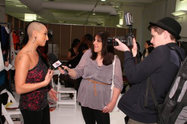 New york, ny-Şubat 07: tasarımcı urbana chappa gets hazır backstage at urbana chappa collection sonbahar kış 2013 07 Şubat 2013 yılında nyc üzerinde mercedes-benz moda haftası için.