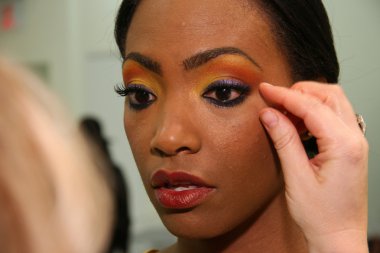 New york, ny-Şubat 07: manken backstage at urbana chappa collection sonbahar kış 2013 mercedes-benz moda haftası üzerinde 07 Şubat 2013 yılında nyc için hazır hale getirilir.