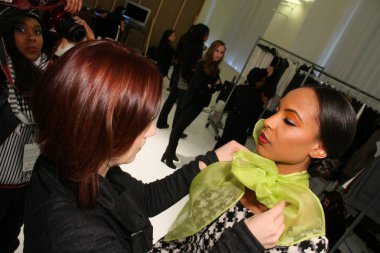 New york, ny-Şubat 07: manken backstage at urbana chappa collection sonbahar kış 2013 mercedes-benz moda haftası üzerinde 07 Şubat 2013 yılında nyc için hazır hale getirilir.