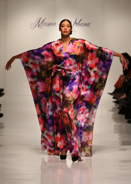 New york, ny-Şubat 07: urbana chappa collection sonbahar kış 2013 mercedes-benz moda haftası üzerinde 07 Şubat 2013 yılında nyc için pist model yürür.