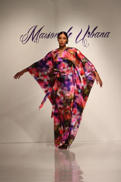 NOVA IORQUE, NY-FEVEREIRO 07: Um modelo caminha na pista da Urbana Chappa Collection para o inverno de outono 2013 durante a Mercedes-Benz Fashion Week em 07 de fevereiro de 2013 em NYC . — Fotografia de Stock