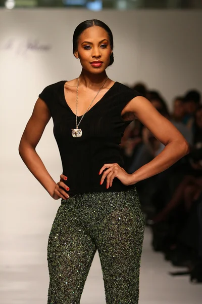 NUEVA YORK, NY- 07 DE FEBRERO: Una modelo camina por la pasarela de la Colección Urbana Chappa para el Otoño Invierno 2013 durante la Semana de la Moda Mercedes-Benz el 07 de febrero de 2013 en Nueva York . —  Fotos de Stock