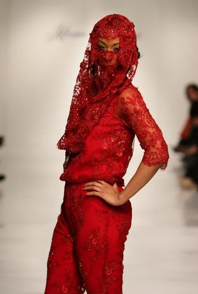 New york, ny-Şubat 07: urbana chappa collection sonbahar kış 2013 mercedes-benz moda haftası üzerinde 07 Şubat 2013 yılında nyc için pist model yürür.