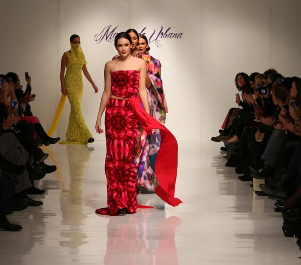 NUEVA YORK, NY- 07 DE FEBRERO: Una modelo camina por la pasarela de la Colección Urbana Chappa para el Otoño Invierno 2013 durante la Semana de la Moda Mercedes-Benz el 07 de febrero de 2013 en Nueva York . — Foto de Stock