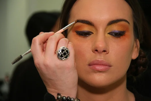 NEW YORK, NY- FEBRUARY 07: A model gets Ready Backstage at Urbana Chappa Collection for Fall Winter 2013 during Mercedes-Benz Fashion Week on February 07, 2013 in NYC. — Stock Photo, Image