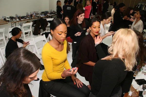 NOVA IORQUE, NY- FEVEREIRO 07: Um modelo se prepara nos bastidores da Urbana Chappa Collection para o inverno de outono 2013 durante a Mercedes-Benz Fashion Week em 07 de fevereiro de 2013 em NYC . — Fotografia de Stock