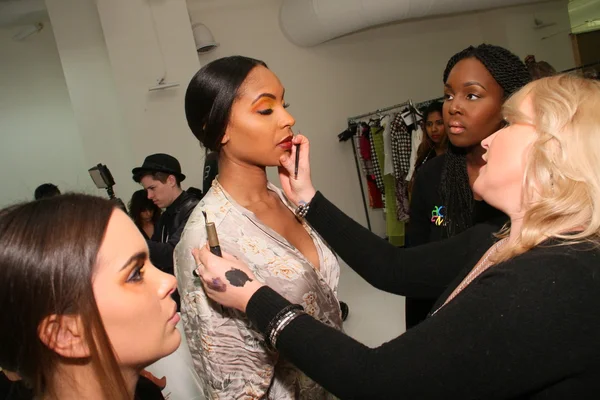 New york, ny-Şubat 07: manken backstage at urbana chappa collection sonbahar kış 2013 mercedes-benz moda haftası üzerinde 07 Şubat 2013 yılında nyc için hazır hale getirilir. — Stok fotoğraf