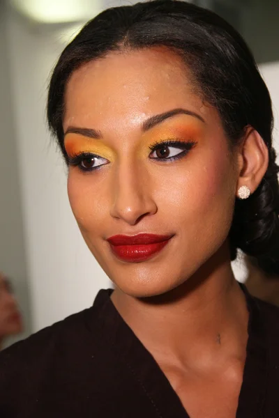 New york, ny- februar 07: ein model bereitet sich backstage auf die urbana chappa kollektion für den herbst winter 2013 während der mercedes-benz fashion week am februar 07, 2013 in nyc vor. — Stockfoto