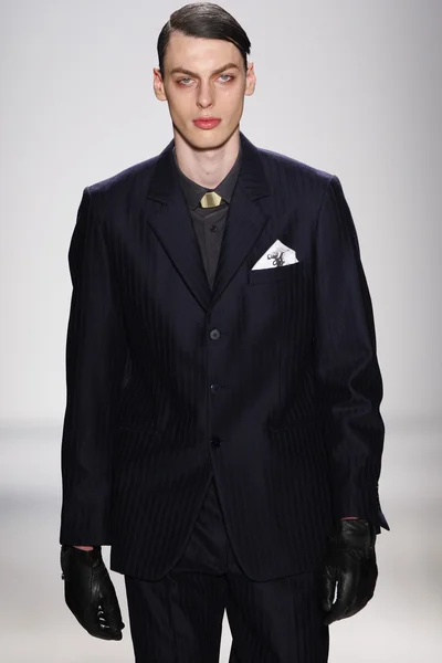 НЬЮ-ЙОРК, Нью-Йорк - 7 февраля 2013 года модель прогуливается по подиуму на модном показе Sergio Davila Fall 2013 во время Недели моды Mercedes-Benz в студии Линкольн-центра в Нью-Йорке . — стоковое фото