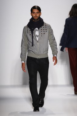 New york, ny - Şubat 07: bir model 2013 moda new York'ta lincoln Center studio 7 Şubat 2013 tarihinde mercedes-benz moda haftası sırasında göstermek sergio davila Güz, pist yürür..