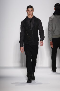 New york, ny - Şubat 07: bir model 2013 moda new York'ta lincoln Center studio 7 Şubat 2013 tarihinde mercedes-benz moda haftası sırasında göstermek sergio davila Güz, pist yürür..