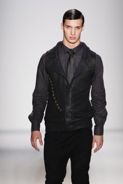 New york, ny - Şubat 07: bir model 2013 moda new York'ta lincoln Center studio 7 Şubat 2013 tarihinde mercedes-benz moda haftası sırasında göstermek sergio davila Güz, pist yürür..