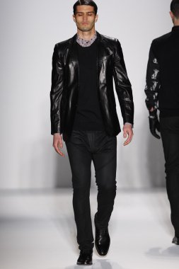 New york, ny - Şubat 07: bir model 2013 moda new York'ta lincoln Center studio 7 Şubat 2013 tarihinde mercedes-benz moda haftası sırasında göstermek sergio davila Güz, pist yürür..