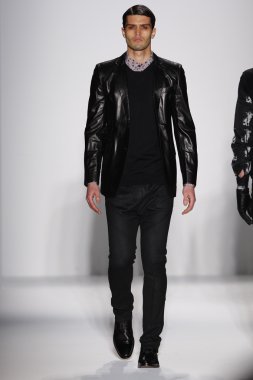 New york, ny - Şubat 07: bir model 2013 moda new York'ta lincoln Center studio 7 Şubat 2013 tarihinde mercedes-benz moda haftası sırasında göstermek sergio davila Güz, pist yürür..