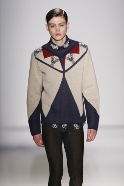 New york, ny - Şubat 07: bir model 2013 moda new York'ta lincoln Center studio 7 Şubat 2013 tarihinde mercedes-benz moda haftası sırasında göstermek sergio davila Güz, pist yürür..