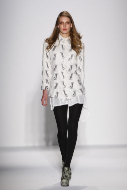 New york, ny - Şubat 07: bir model 2013 moda new York'ta lincoln Center studio 7 Şubat 2013 tarihinde mercedes-benz moda haftası sırasında göstermek sergio davila Güz, pist yürür..