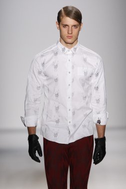 New york, ny - Şubat 07: bir model 2013 moda new York'ta lincoln Center studio 7 Şubat 2013 tarihinde mercedes-benz moda haftası sırasında göstermek sergio davila Güz, pist yürür..