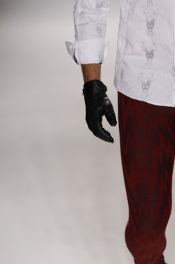 New york, ny - Şubat 07: bir model 2013 moda new York'ta lincoln Center studio 7 Şubat 2013 tarihinde mercedes-benz moda haftası sırasında göstermek sergio davila Güz, pist yürür..