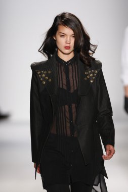 New york, ny - Şubat 07: bir model 2013 moda new York'ta lincoln Center studio 7 Şubat 2013 tarihinde mercedes-benz moda haftası sırasında göstermek sergio davila Güz, pist yürür..