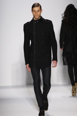 New york, ny - Şubat 07: bir model 2013 moda new York'ta lincoln Center studio 7 Şubat 2013 tarihinde mercedes-benz moda haftası sırasında göstermek sergio davila Güz, pist yürür..