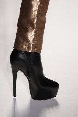 New york, ny - Şubat 07: bir model 2013 moda new York'ta lincoln Center studio 7 Şubat 2013 tarihinde mercedes-benz moda haftası sırasında göstermek sergio davila Güz, pist yürür..