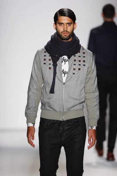 NEW YORK, NY - FEBRUARY 07: A model walks the runway at the Sergio Davila Fall 2013 fashion show during Mercedes-Benz Fashion Week at The Studio at Lincoln Center on February 7, 2013 in New York City. — Stock Photo, Image