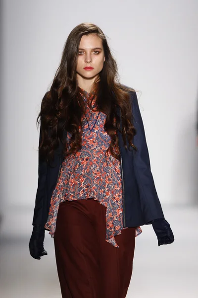 New York-i, ny - február 07: a modell sétál a kifutópályán a sergio davila bukása 2013 divatbemutató során mercedes-benz fashion week, a stúdióban, a lincoln center, a február 7, 2013 new Yorkban. — Stock Fotó