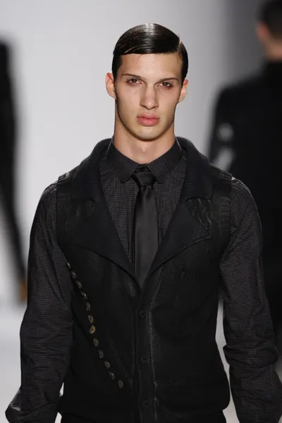 NEW YORK, NY - FEBRUARY 07: A model walks the runway at the Sergio Davila Fall 2013 fashion show during Mercedes-Benz Fashion Week at The Studio at Lincoln Center on February 7, 2013 in New York City. — Stock Photo, Image