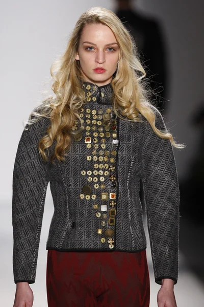 NEW YORK, NY - FEBRUARY 07: A model walks the runway at the Sergio Davila Fall 2013 fashion show during Mercedes-Benz Fashion Week at The Studio at Lincoln Center on February 7, 2013 in New York City. — Stock Photo, Image