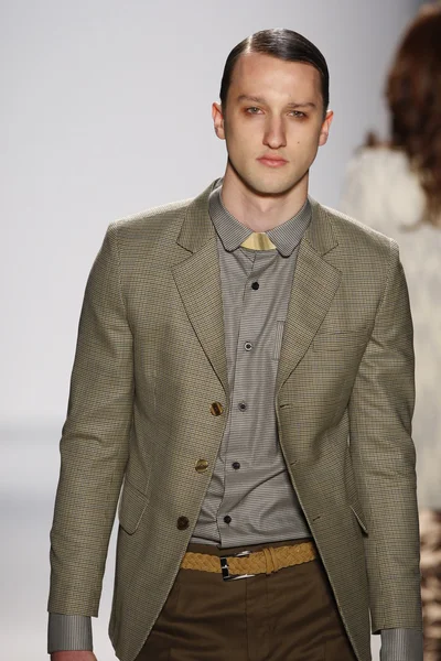 NEW YORK, NY - FEBRUARY 07: A model walks the runway at the Sergio Davila Fall 2013 fashion show during Mercedes-Benz Fashion Week at The Studio at Lincoln Center on February 7, 2013 in New York City. — Stock Photo, Image