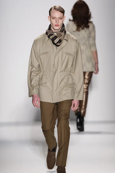 NEW YORK, NY - FEBRUARY 07: A model walks the runway at the Sergio Davila Fall 2013 fashion show during Mercedes-Benz Fashion Week at The Studio at Lincoln Center on February 7, 2013 in New York City. — Stock Photo, Image