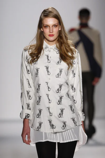 NEW YORK, NY - FEBRUARY 07: A model walks the runway at the Sergio Davila Fall 2013 fashion show during Mercedes-Benz Fashion Week at The Studio at Lincoln Center on February 7, 2013 in New York City. — Stock Photo, Image