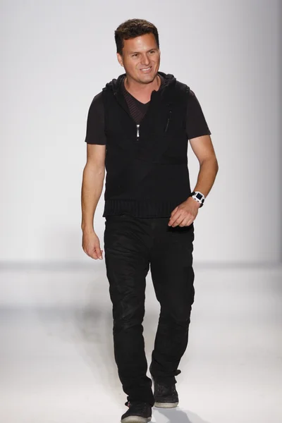 NOVA IORQUE, NY - FEVEREIRO 07: Designer Sergio Davila a pista no desfile de moda Sergio Davila Outono 2013 durante Mercedes-Benz Fashion Week no Estúdio no Lincoln Center em 7 de fevereiro de 2013, NYC . — Fotografia de Stock