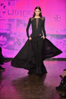 New york, ny - Şubat 10: manken dkny pist 2013 moda show mercedes-benz moda haftası sırasında 10 Şubat'ta, 2013 nyc sonbahar kış yürür..