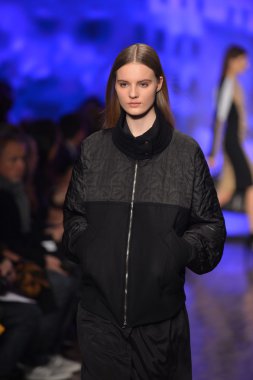 New york, ny - Şubat 10: manken dkny pist 2013 moda show mercedes-benz moda haftası sırasında 10 Şubat'ta, 2013 nyc sonbahar kış yürür..