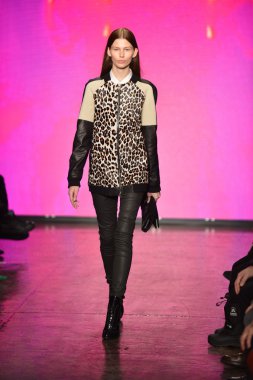 New york, ny - Şubat 10: manken dkny pist 2013 moda show mercedes-benz moda haftası sırasında 10 Şubat'ta, 2013 nyc sonbahar kış yürür..
