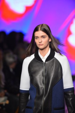 New york, ny - Şubat 10: manken dkny pist 2013 moda show mercedes-benz moda haftası sırasında 10 Şubat'ta, 2013 nyc sonbahar kış yürür..