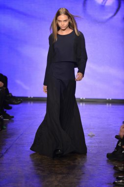 New york, ny - Şubat 10: manken dkny pist 2013 moda show mercedes-benz moda haftası sırasında 10 Şubat'ta, 2013 nyc sonbahar kış yürür..
