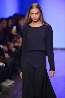 New york, ny - Şubat 10: manken dkny pist 2013 moda show mercedes-benz moda haftası sırasında 10 Şubat'ta, 2013 nyc sonbahar kış yürür..