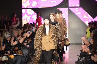 New york, ny - Şubat 10: modelleri dkny pist 2013 moda show mercedes-benz moda haftası sırasında 10 Şubat'ta, 2013 nyc sonbahar kış walk.