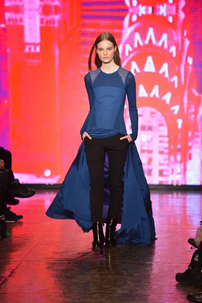 NEW YORK, NY - FEBRUARY 10: A model walks the runway at the DKNY Fall Winter 2013 fashion show during Mercedes-Benz Fashion Week on February 10, 2013, NYC. — Stock Photo, Image