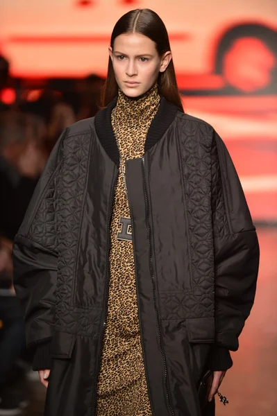 NEW YORK, NY - FEBRUARY 10: A model walks the runway at the DKNY Fall Winter 2013 fashion show during Mercedes-Benz Fashion Week on February 10, 2013, NYC. — Stock Photo, Image