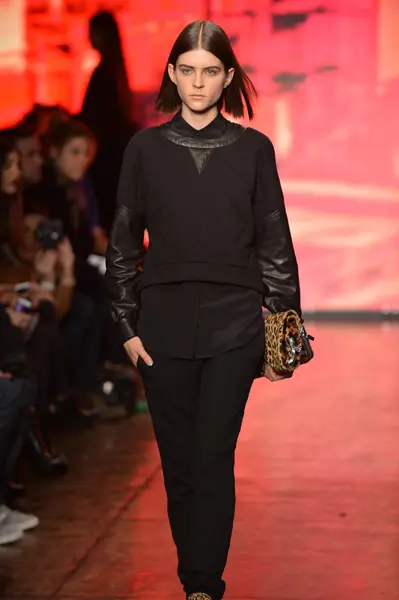 NEW YORK, NY - FEBRUARY 10: A model walks the runway at the DKNY Fall Winter 2013 fashion show during Mercedes-Benz Fashion Week on February 10, 2013, NYC. — Stock Photo, Image