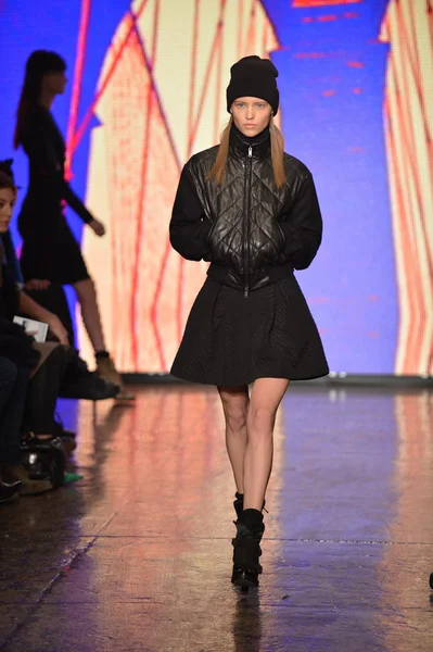 NUEVA YORK, NY - 10 DE FEBRERO: Una modelo camina por la pasarela en el DKNY Otoño Invierno 2013 desfile de moda durante Mercedes-Benz Semana de la Moda en febrero 10, 2013, NYC . — Foto de Stock