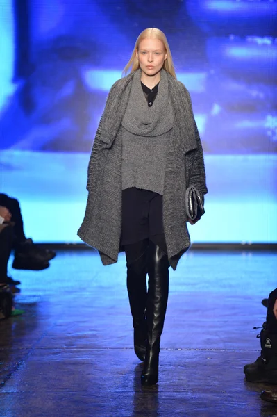 ニューヨーク、ニューヨーク - 2 月 10 日: モデルは秋冬 2013年ファッションショー メルセデス ・ ベンツ ・ ファッション ・ ウィーク中で 2013 年 2 月 10 日、ニューヨーク、ダナキャランの滑走路を歩く. — ストック写真