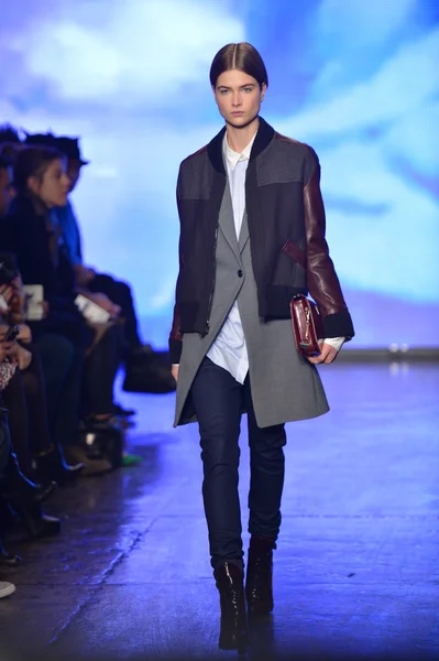 NEW YORK, NY - FEBRUARY 10: A model walks the runway at the DKNY Fall Winter 2013 fashion show during Mercedes-Benz Fashion Week on February 10, 2013, NYC. — Stock Photo, Image