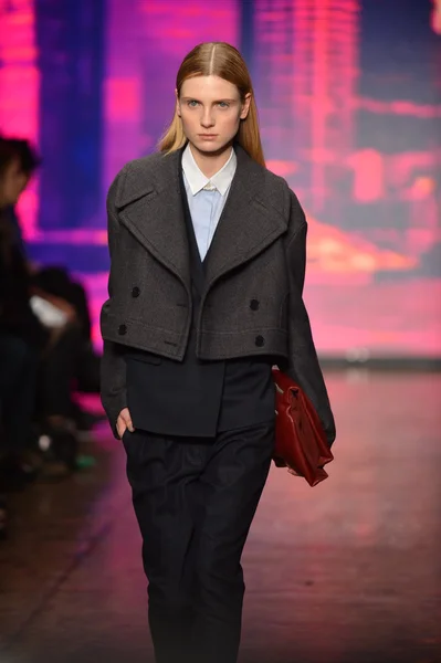 NEW YORK, NY - FEBRUARY 10: A model walks the runway at the DKNY Fall Winter 2013 fashion show during Mercedes-Benz Fashion Week on February 10, 2013, NYC. — Stock Photo, Image