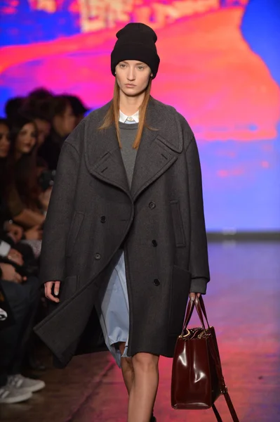 NEW YORK, NY - FEBRUARY 10: A model walks the runway at the DKNY Fall Winter 2013 fashion show during Mercedes-Benz Fashion Week on February 10, 2013, NYC. — Stock Photo, Image